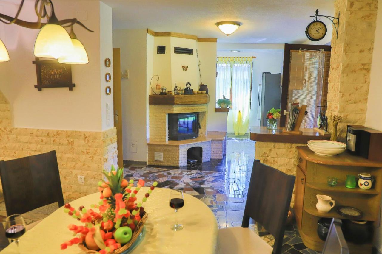 Apartments Oeneus Racic Екстериор снимка