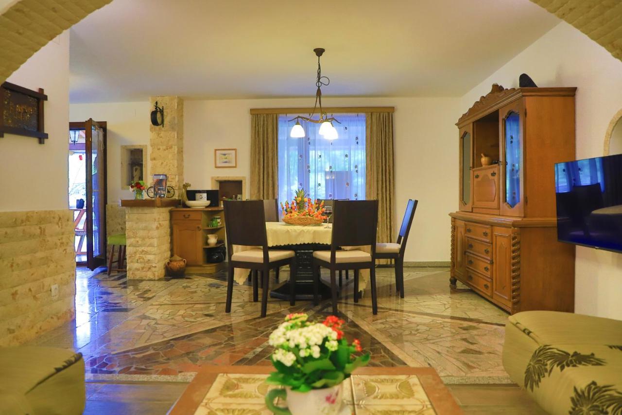 Apartments Oeneus Racic Екстериор снимка
